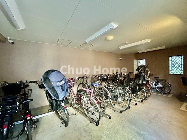 ノーブルサンパティオ荒川の駐輪場|【自転車置き場】最新の空き状況や費用などの詳細は担当スタッフまでお問い合わせください。
