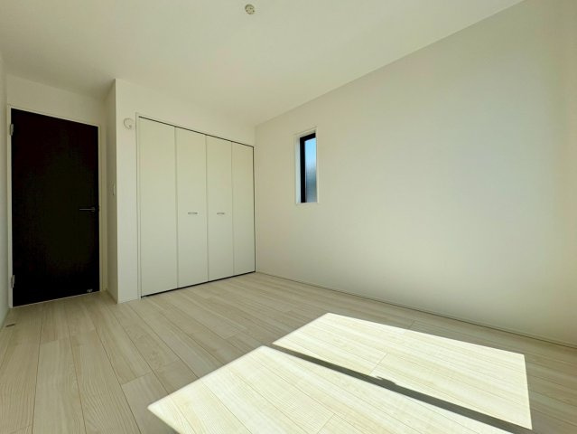 「スーパーすぐ近く」土佐市高岡町甲4期2号棟　新築一戸建ての洋室|明るい陽射しが差し込む洋室。収納付きで子ども部屋にもおすすめ