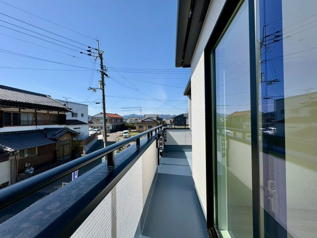 「スーパーすぐ近く」土佐市高岡町甲4期2号棟　新築一戸建てのバルコニー|洗濯物もたっぷり干せる広々バルコニー。陽当たり良好で毎日の家事も快適