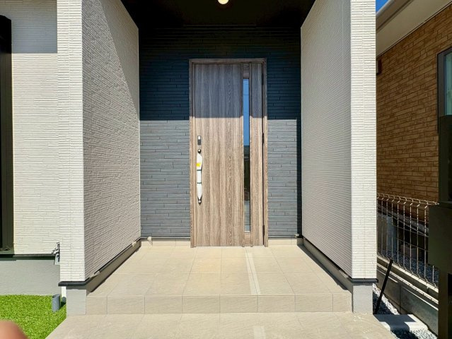 「スーパーすぐ近く」土佐市高岡町甲4期2号棟　新築一戸建ての玄関|落ち着いたデザインの玄関ポーチ。雨の日でも安心して出入りできます