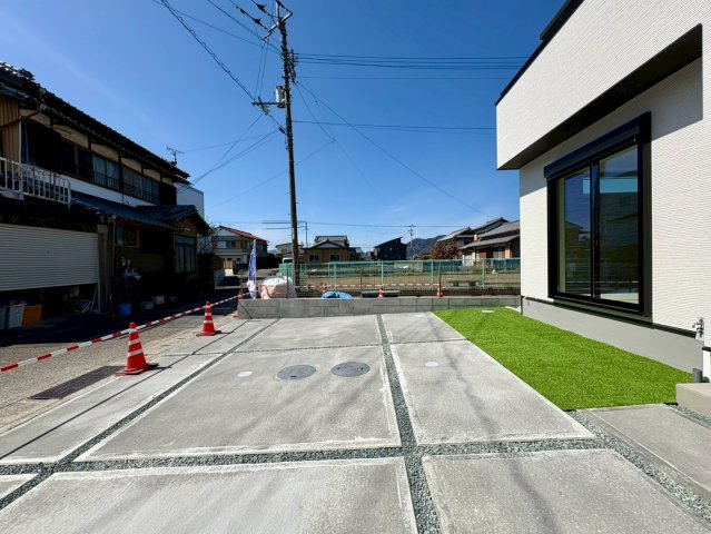 「スーパーすぐ近く」土佐市高岡町甲4期2号棟　新築一戸建ての庭|駐車2台可能のゆとりある駐車スペース。来客時にも安心です