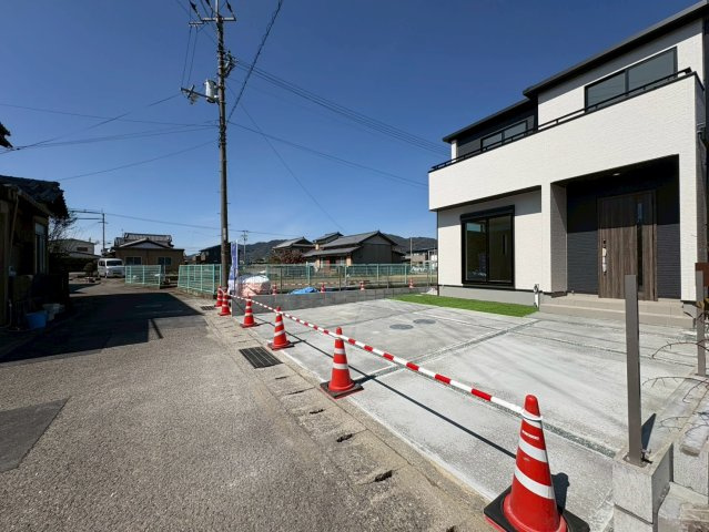 「スーパーすぐ近く」土佐市高岡町甲4期2号棟　新築一戸建ての前面道路含む現地写真|駐車2台可能のゆとりある敷地。お車の出し入れもしやすい駐車スペース