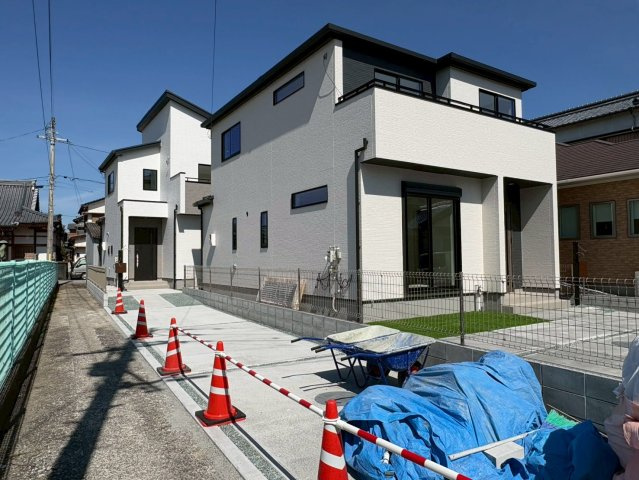 「スーパーすぐ近く」土佐市高岡町甲4期2号棟　新築一戸建ての外観|シンプルで飽きのこない外観デザイン。落ち着いた住宅街に建つ新築住宅