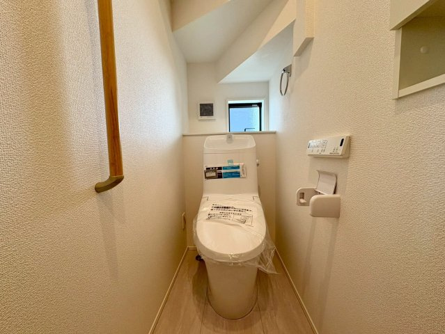 「スーパーすぐ近く」土佐市高岡町甲4期2号棟　新築一戸建てのトイレ|温水洗浄便座付きトイレ。小窓付きで換気もしやすい快適空間