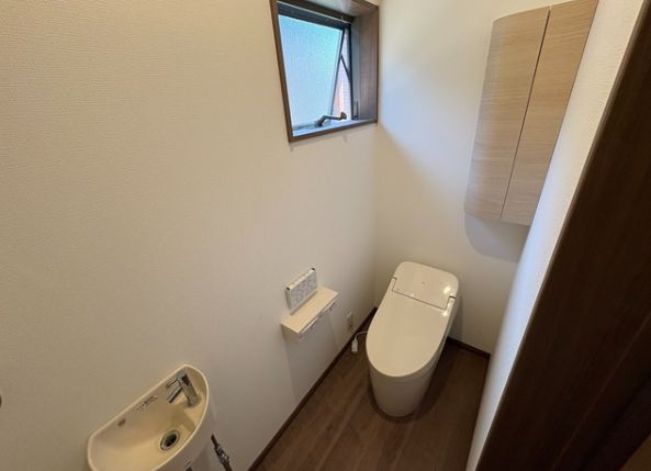 都城市若葉町の中古一戸建のトイレ
