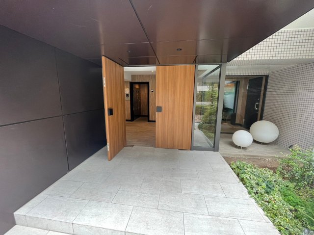 ＫＥＮＺＯ　ＨＡＵＳ　ＥＫＯＤＡのエントランス