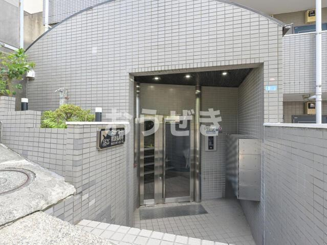 スカイコート横浜弘明寺のエントランス