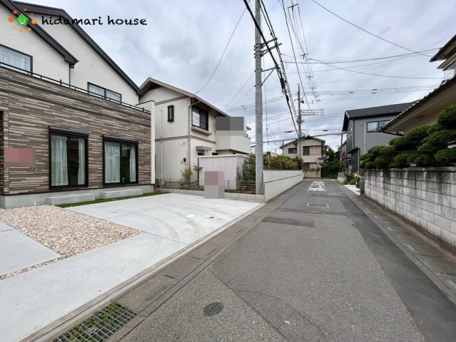 上尾市瓦葺1984番　新築戸建　ハートフルBの前面道路含む現地写真