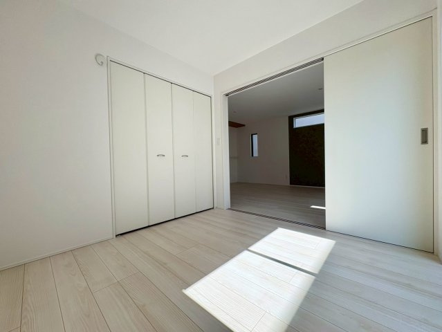 「おしゃれな家」土佐市高岡町甲4期1号棟　新築建売の洋室|リビング横の一室はお子様の遊び場や仕事部屋、来客用など多目的に活躍しそうですね♪