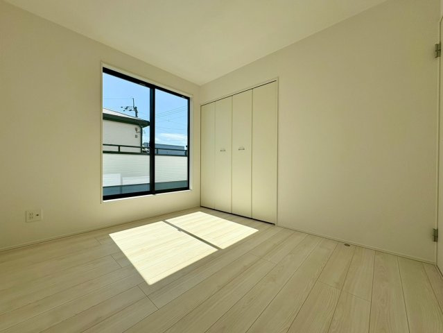 「おしゃれな家」土佐市高岡町甲4期1号棟　新築建売の洋室|バルコニー面して明るい洋室です☆