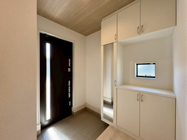 「おしゃれな家」土佐市高岡町甲4期1号棟　新築建売の玄関|姿見つきのシューズボックスがあるのでお出かけ前に全身チェックできますね♪