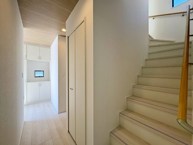 「おしゃれな家」土佐市高岡町甲4期1号棟　新築建売のその他|階段下にも大きな収納があります♪