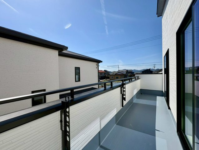 「おしゃれな家」土佐市高岡町甲4期1号棟　新築建売のバルコニー|日当たり良好なワイドバルコニーで洗濯物をたくさん干せます☆