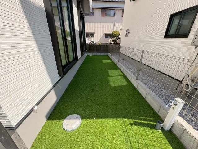 「おしゃれな家」土佐市高岡町甲4期1号棟　新築建売の庭|お手入れがラクな人工芝のお庭はお子様やワンちゃんがいるファミリーにも◎