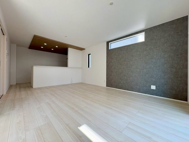 「おしゃれな家」土佐市高岡町甲4期1号棟　新築建売の居間・リビング|アクセントクロスが印象的なLDKはシンプルでさりげなくオシャレな空間です♪