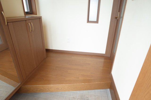 東松山市若松町　中古戸建の玄関