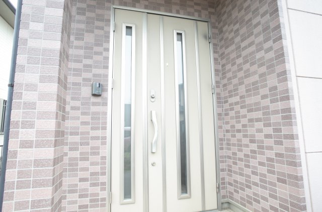 東松山市若松町　中古戸建の玄関
