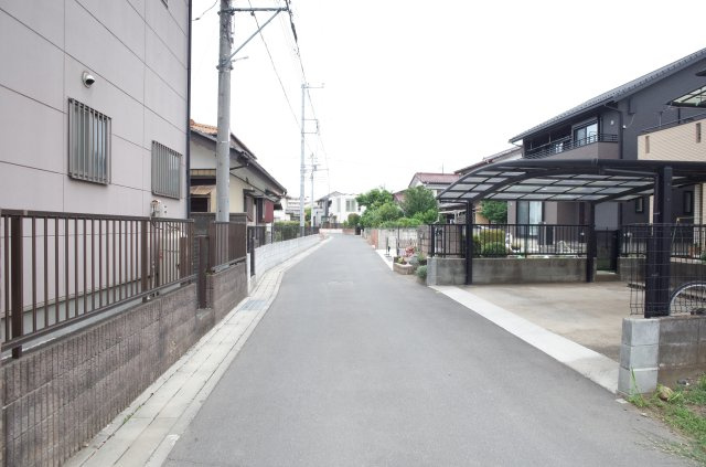 東松山市若松町　中古戸建の前面道路含む現地写真