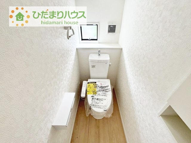 【トイレ】 | 龍ケ崎市緑町第4　新築戸建 | 小窓が付いているので、トイレも明るい空間になっております♪