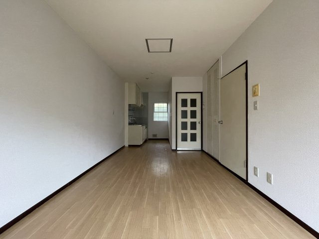 狛江市和泉本町３丁目のアパートの居間・リビング