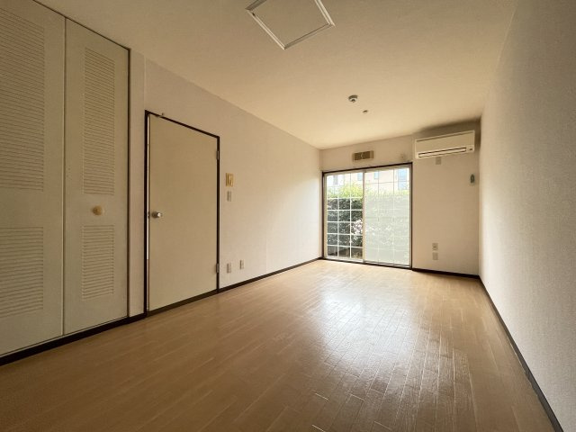 狛江市和泉本町３丁目のアパートの洋室