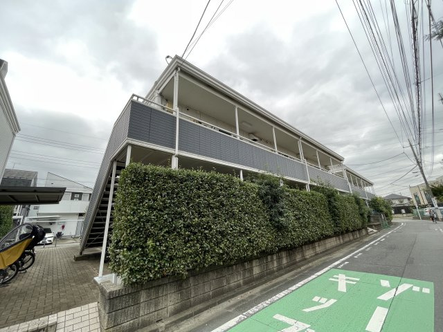 狛江市和泉本町３丁目のアパートの外観