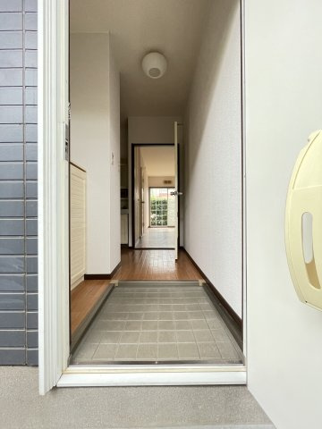 狛江市和泉本町３丁目のアパートの玄関