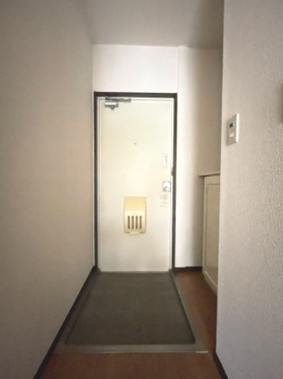 狛江市和泉本町３丁目のアパートの玄関