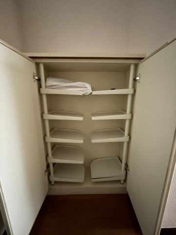 狛江市和泉本町３丁目のアパートの収納