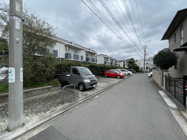 狛江市和泉本町３丁目のアパートの駐車場