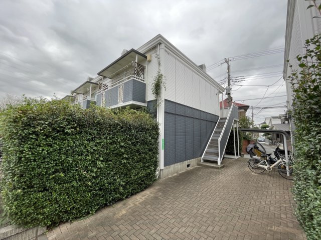 狛江市和泉本町３丁目のアパートのエントランス