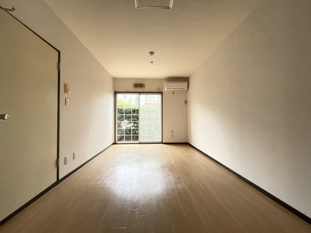 狛江市和泉本町３丁目のアパートの居間・リビング