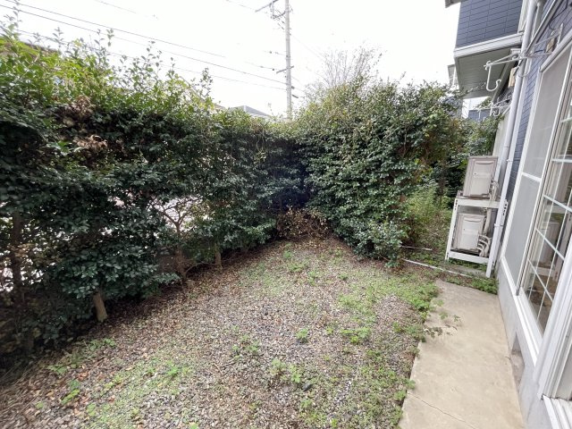 狛江市和泉本町３丁目のアパートの庭