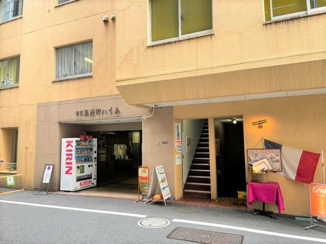 新宿三光町ハイムのエントランス