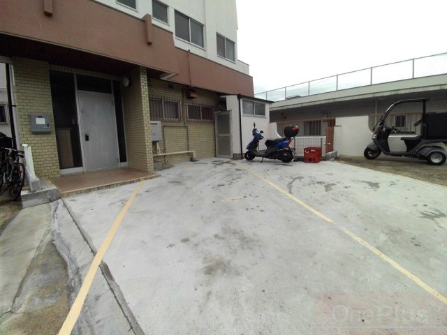 スリール住吉山手の駐車場