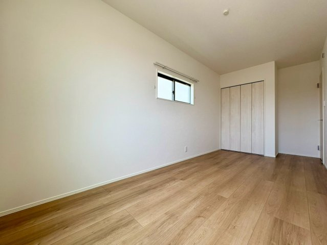 一宮中町9　新築戸建住宅の洋室|LDK横の収納付きの洋室！子ども部屋やテレワークスペースにも最適です。
