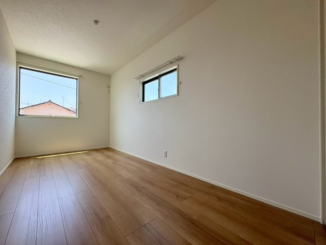 一宮中町9　新築戸建住宅の玄関|クローゼット付きの洋室！すっきり片付く使いやすいお部屋です。