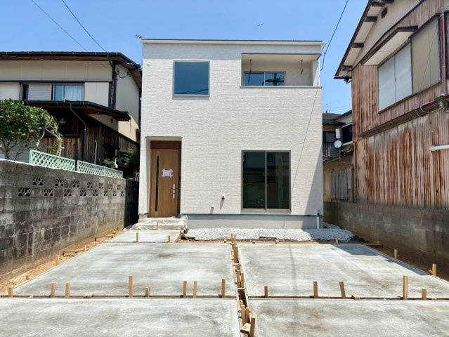 一宮中町9　新築戸建住宅の外観|6/4撮影。外観完成！屋根付きで急な雨も安心。開放感ある眺望が魅力のバルコニーです。※AIで加工しています。