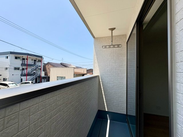 一宮中町9　新築戸建住宅のバルコニー|青空が広がる開放感たっぷりのバルコニー！屋根付きのため、急な雨の際でも洗濯物が濡れにくく安心です。