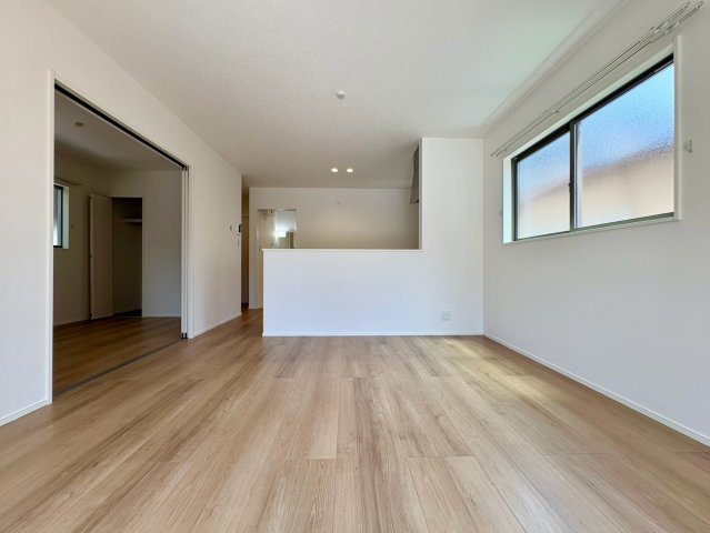 一宮中町9　新築戸建住宅の居間・リビング|家族が自然と集まる明るいLDK！開放感あふれる空間で毎日の団らんもゆったり楽しめます。