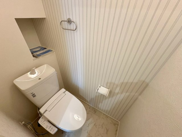 一宮中町9　新築戸建住宅のトイレ|快適な温水洗浄便座付きトイレ！トイレットペーパー等をすっきり収納できる上部棚付きです。