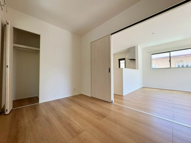 一宮中町9　新築戸建住宅の洋室|バルコニーに面した明るい居室！収納付きで主寝室にもおすすめです。