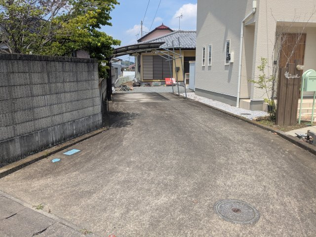 中古戸建　吉井町塩川の駐車場|プライバシーも確保しやすい奥まった土地。