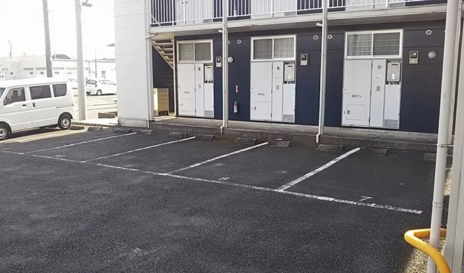 レオパレス南子安の駐車場