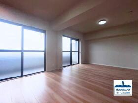◆ライオンズマンション大高緑地◆3LDK南西向き住戸！の居間・リビング|南西向きの大きな窓からたっぷりと光が差し込む、明るく開放感あふれるリビング。午後から夕方にかけて心地よい陽射しを感じられ、家族が自然と集まりたくなる、ゆったりとしたくつろぎの空間です。