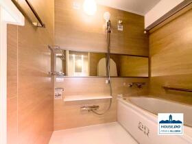 ◆ライオンズマンション大高緑地◆3LDK南西向き住戸！の浴室|木のぬくもりを感じる木目調の浴室。やさしい雰囲気の空間で、一日の疲れをゆっくり癒せます。