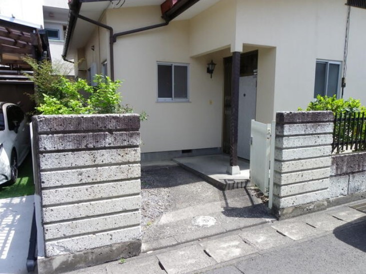 福島市 御山字下川原（美術館図書館前駅） 2階建 ４ＤＫの玄関