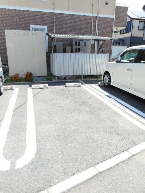 サンシャインビレッジアゼリアＣの駐車場