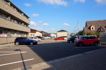 【駐車場】 | Ｆ＜エフ＞　 | 駐車場に車を止められます