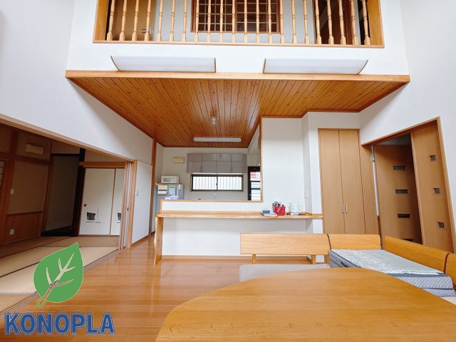 【中古戸建】安中市秋間みのりが丘の居間・リビング|■リビング｜時の流れと共に陽射しは装いを変え空間に新たな彩りを与えます。一日中家に居ても飽きることなく過ごすことができる素敵な空間です♪